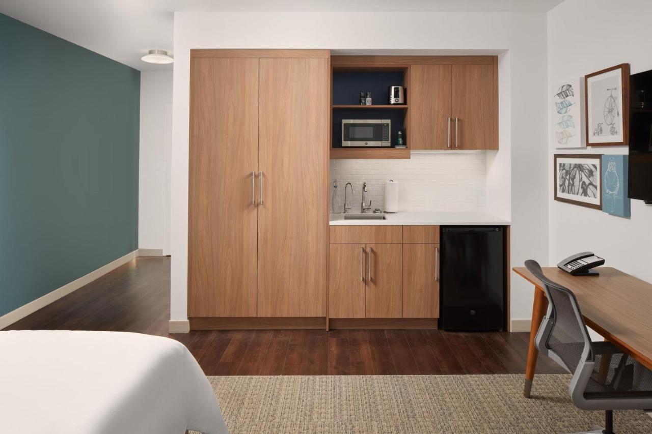 Guest room, 1 King, Mountain view