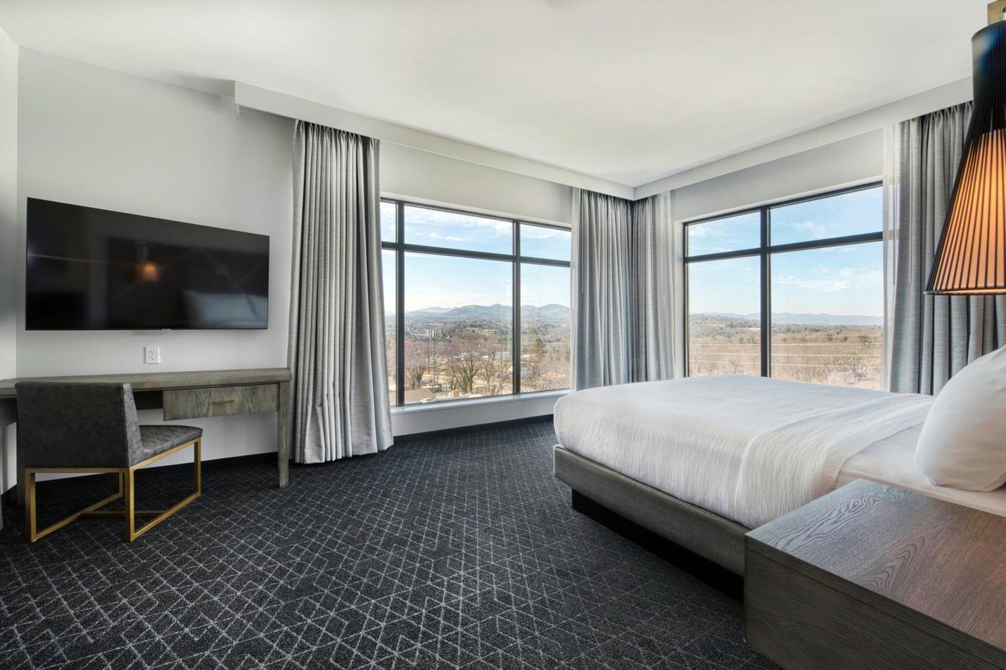 One-Bedroom Corner King Suite with Mountain View