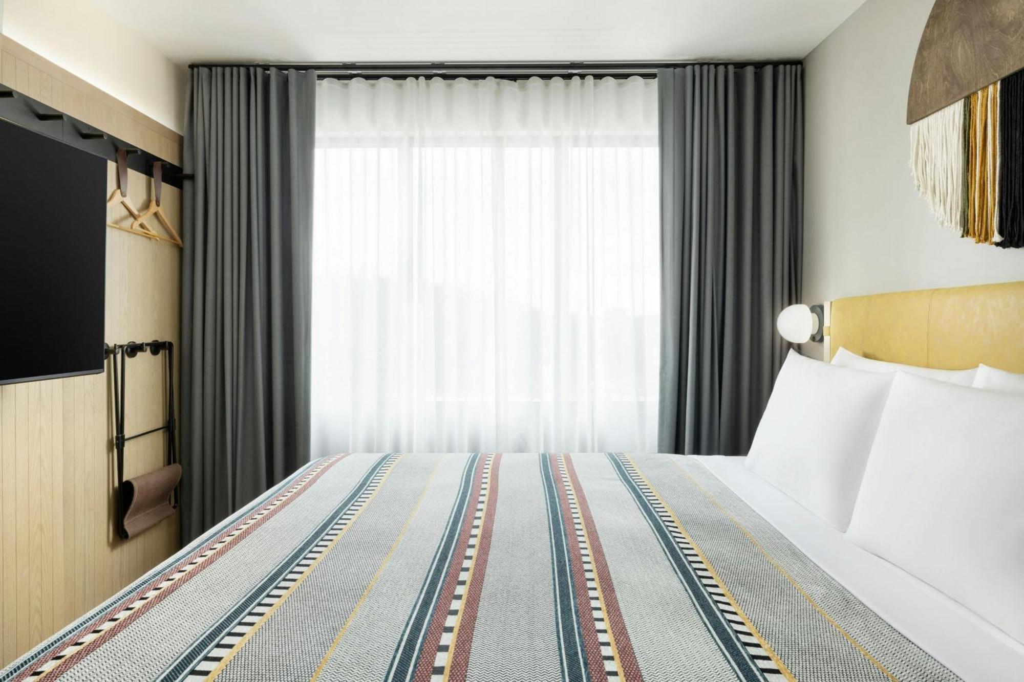 King Room,1646120695:JPEG