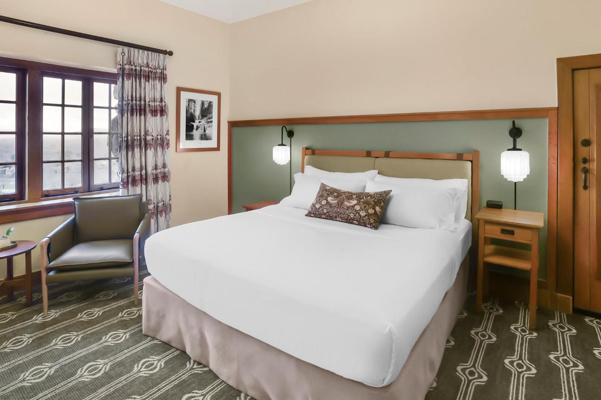 Deluxe Mountain View Room 1 King Bed,1654271774:JPEG