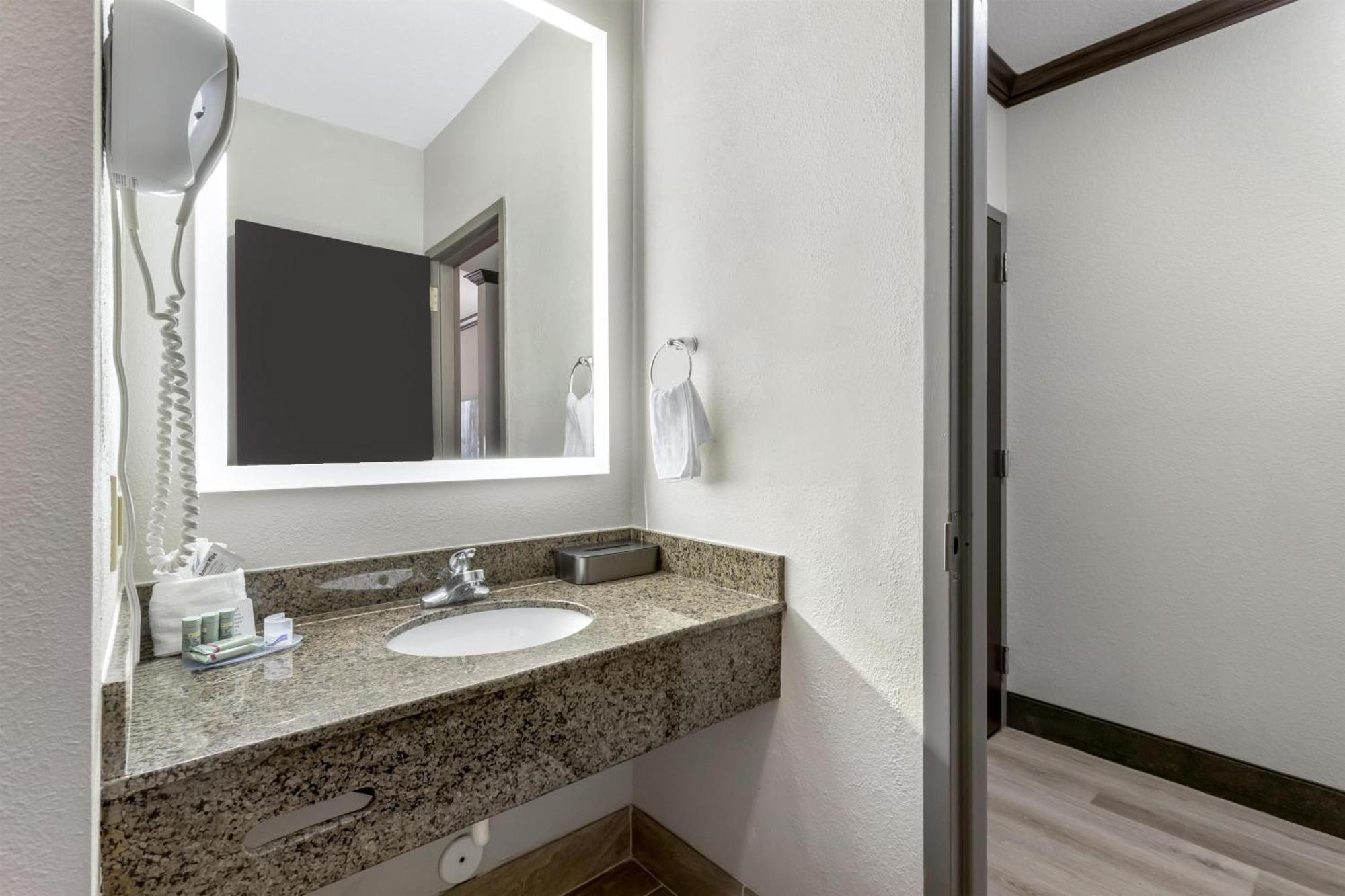 King Room with Jetted Tub - Non-Smoking